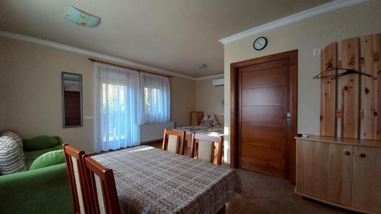 Nefelejcs Fagyizo Es Apartmanhaz Kistolmacs Exteriér fotografie
