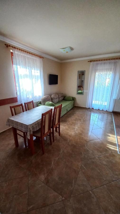 Nefelejcs Fagyizo Es Apartmanhaz Kistolmacs Exteriér fotografie