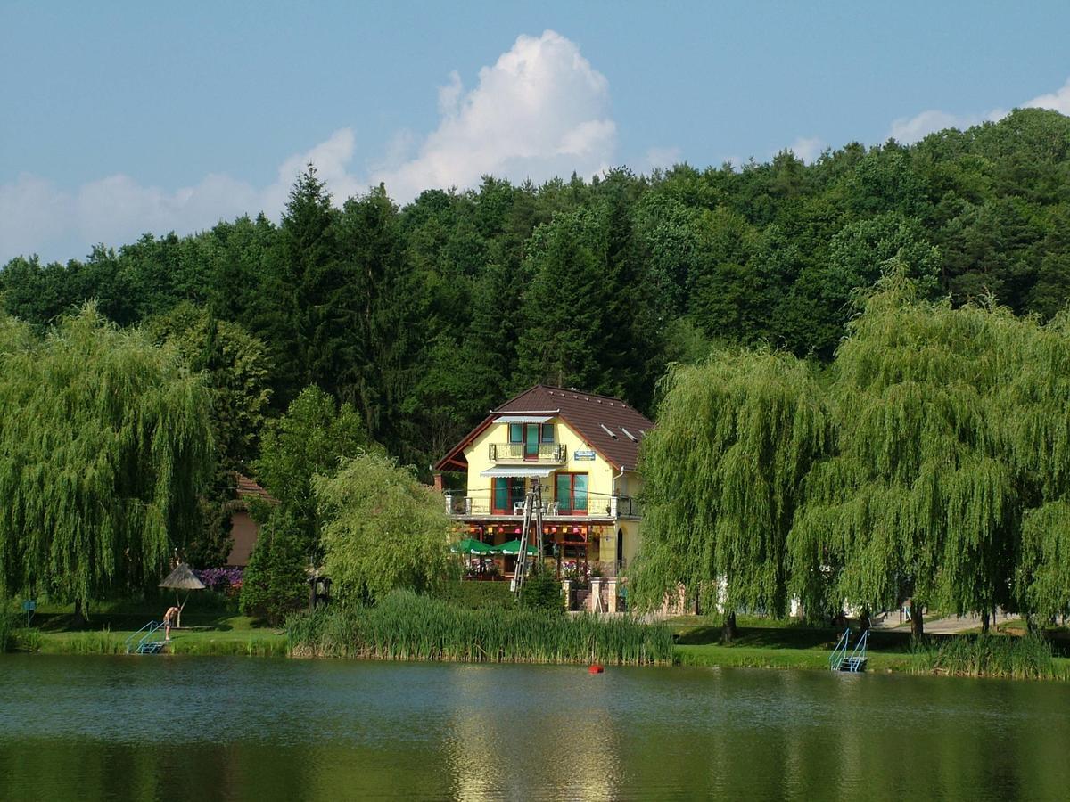 Nefelejcs Fagyizo Es Apartmanhaz Kistolmacs Exteriér fotografie