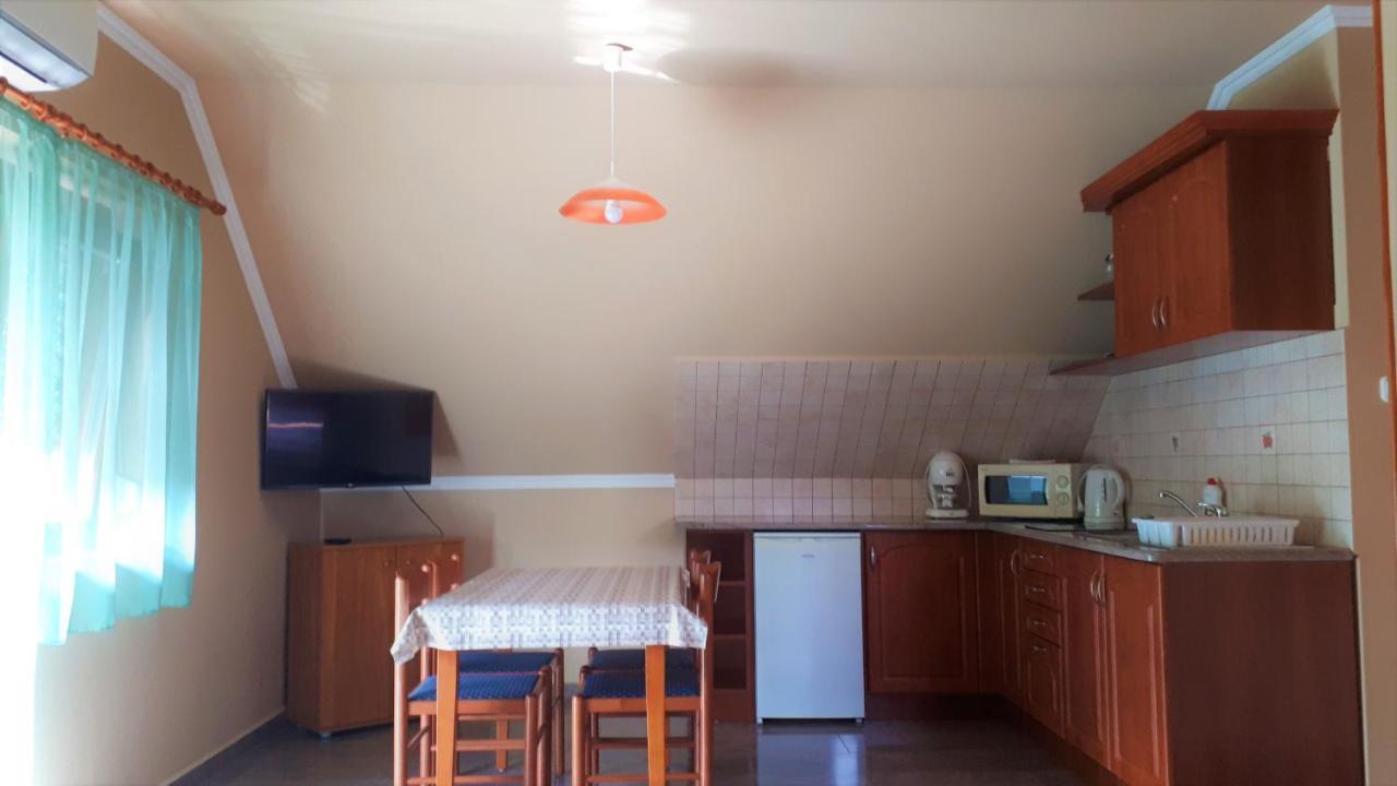 Nefelejcs Fagyizo Es Apartmanhaz Kistolmacs Exteriér fotografie