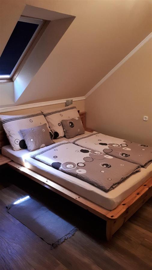 Nefelejcs Fagyizo Es Apartmanhaz Kistolmacs Exteriér fotografie