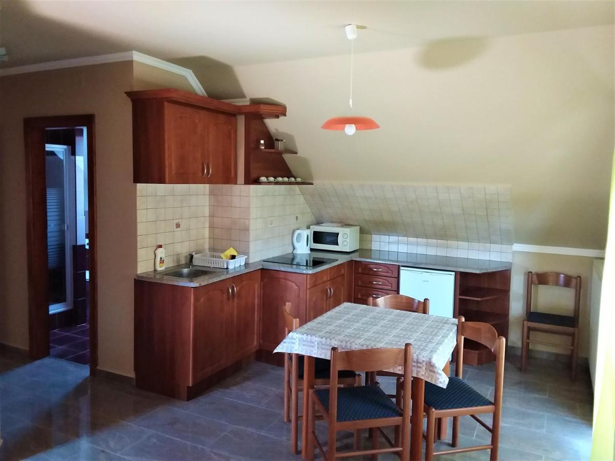Nefelejcs Fagyizo Es Apartmanhaz Kistolmacs Exteriér fotografie
