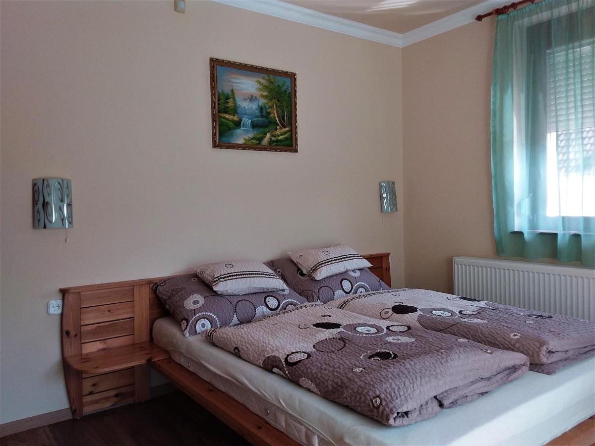 Nefelejcs Fagyizo Es Apartmanhaz Kistolmacs Exteriér fotografie