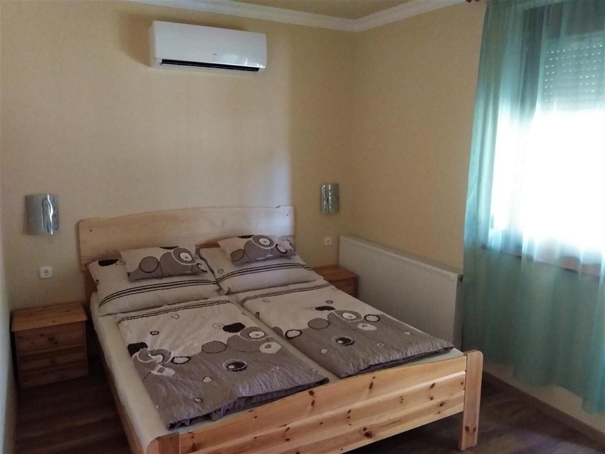 Nefelejcs Fagyizo Es Apartmanhaz Kistolmacs Exteriér fotografie