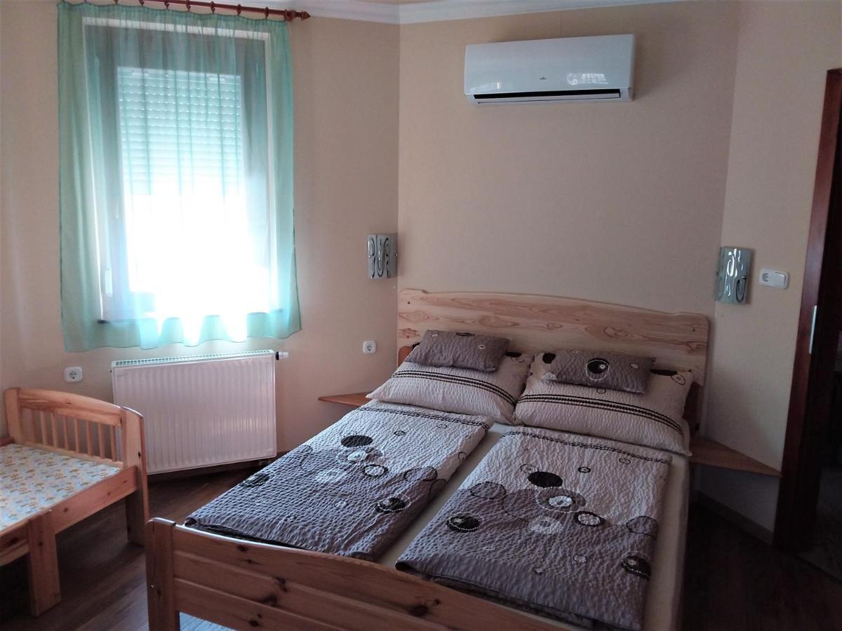 Nefelejcs Fagyizo Es Apartmanhaz Kistolmacs Exteriér fotografie